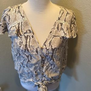 Large blouse with ruffle sleeve